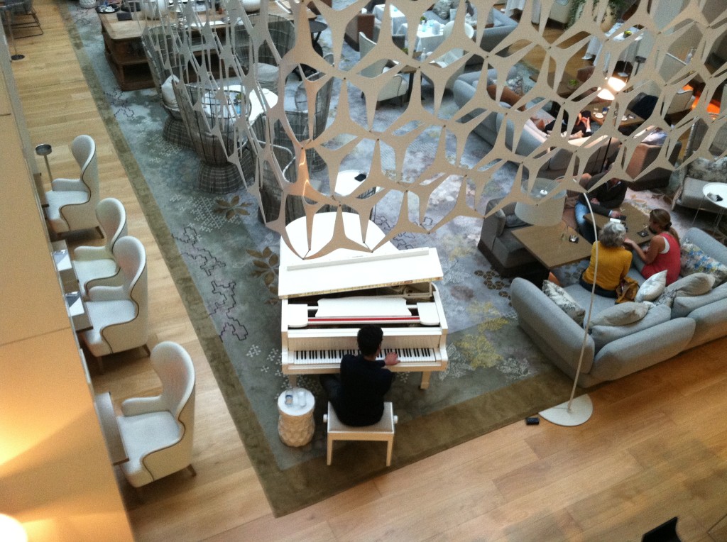 Piano player in the lobby of the Mandarin Oriental in Barcelona. Photo by Barb DeLollis.