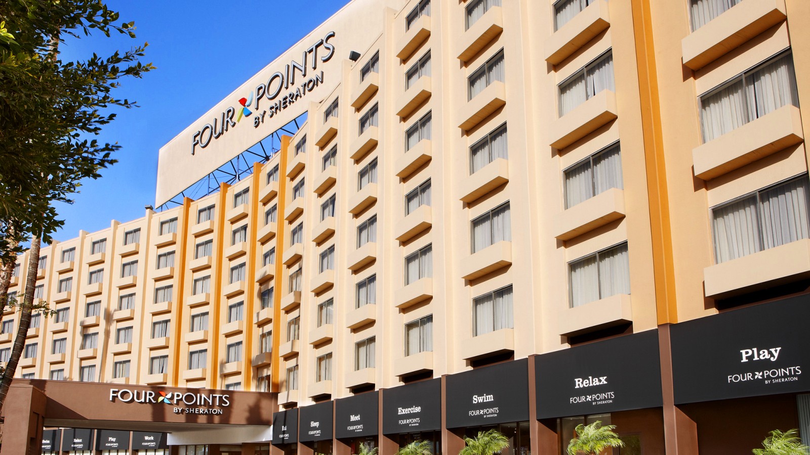 Exterior of the Four Points LAX (Image: Four Points by Sheraton)
